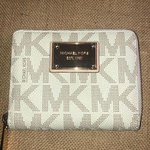 Michael Kors Vanilla ZIP Around wallet NWT